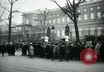 Standbild Massen von Paris Paris Frankreich, 1919, aus Sekunde 23 historischem Filmmaterial Videoclip 65675026950