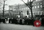 Standbild Massen von Paris Paris Frankreich, 1919, aus Sekunde 24 historischem Filmmaterial Videoclip 65675026950