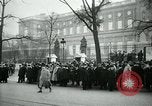 Standbild Massen von Paris Paris Frankreich, 1919, aus Sekunde 27 historischem Filmmaterial Videoclip 65675026950