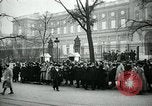 Standbild Massen von Paris Paris Frankreich, 1919, aus Sekunde 28 historischem Filmmaterial Videoclip 65675026950