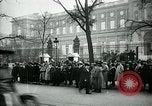 Standbild Massen von Paris Paris Frankreich, 1919, aus Sekunde 29 historischem Filmmaterial Videoclip 65675026950