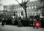 Standbild Massen von Paris Paris Frankreich, 1919, aus Sekunde 30 historischem Filmmaterial Videoclip 65675026950