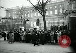 Standbild Massen von Paris Paris Frankreich, 1919, aus Sekunde 32 historischem Filmmaterial Videoclip 65675026950