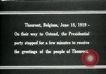 Immagine di I residenti della città belga di Torhout salutano il presidente Wilson Torhout Belgio, 1919, secondo 3 filmato di repertorio 65675026991