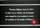 Immagine di I residenti della città belga di Torhout salutano il presidente Wilson Torhout Belgio, 1919, secondo 4 filmato di repertorio 65675026991