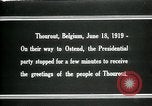 Immagine di I residenti della città belga di Torhout salutano il presidente Wilson Torhout Belgio, 1919, secondo 5 filmato di repertorio 65675026991