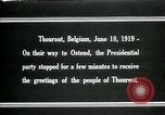 Immagine di I residenti della città belga di Torhout salutano il presidente Wilson Torhout Belgio, 1919, secondo 6 filmato di repertorio 65675026991