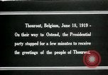 Immagine di I residenti della città belga di Torhout salutano il presidente Wilson Torhout Belgio, 1919, secondo 7 filmato di repertorio 65675026991
