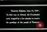 Immagine di I residenti della città belga di Torhout salutano il presidente Wilson Torhout Belgio, 1919, secondo 8 filmato di repertorio 65675026991