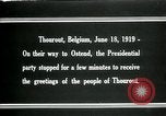 Immagine di I residenti della città belga di Torhout salutano il presidente Wilson Torhout Belgio, 1919, secondo 9 filmato di repertorio 65675026991