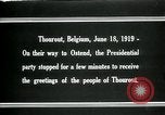 Immagine di I residenti della città belga di Torhout salutano il presidente Wilson Torhout Belgio, 1919, secondo 10 filmato di repertorio 65675026991