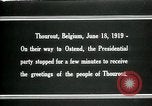 Immagine di I residenti della città belga di Torhout salutano il presidente Wilson Torhout Belgio, 1919, secondo 13 filmato di repertorio 65675026991