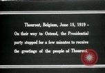 Immagine di I residenti della città belga di Torhout salutano il presidente Wilson Torhout Belgio, 1919, secondo 14 filmato di repertorio 65675026991