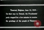 Immagine di I residenti della città belga di Torhout salutano il presidente Wilson Torhout Belgio, 1919, secondo 15 filmato di repertorio 65675026991