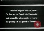 Immagine di I residenti della città belga di Torhout salutano il presidente Wilson Torhout Belgio, 1919, secondo 16 filmato di repertorio 65675026991