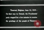 Immagine di I residenti della città belga di Torhout salutano il presidente Wilson Torhout Belgio, 1919, secondo 18 filmato di repertorio 65675026991