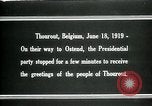 Immagine di I residenti della città belga di Torhout salutano il presidente Wilson Torhout Belgio, 1919, secondo 19 filmato di repertorio 65675026991