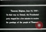 Immagine di I residenti della città belga di Torhout salutano il presidente Wilson Torhout Belgio, 1919, secondo 20 filmato di repertorio 65675026991