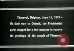 Immagine di I residenti della città belga di Torhout salutano il presidente Wilson Torhout Belgio, 1919, secondo 21 filmato di repertorio 65675026991