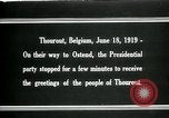 Immagine di I residenti della città belga di Torhout salutano il presidente Wilson Torhout Belgio, 1919, secondo 22 filmato di repertorio 65675026991