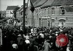 Immagine di I residenti della città belga di Torhout salutano il presidente Wilson Torhout Belgio, 1919, secondo 23 filmato di repertorio 65675026991