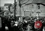 Immagine di I residenti della città belga di Torhout salutano il presidente Wilson Torhout Belgio, 1919, secondo 24 filmato di repertorio 65675026991
