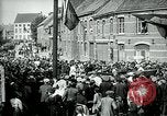 Immagine di I residenti della città belga di Torhout salutano il presidente Wilson Torhout Belgio, 1919, secondo 25 filmato di repertorio 65675026991