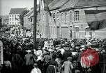 Immagine di I residenti della città belga di Torhout salutano il presidente Wilson Torhout Belgio, 1919, secondo 26 filmato di repertorio 65675026991