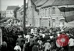 Immagine di I residenti della città belga di Torhout salutano il presidente Wilson Torhout Belgio, 1919, secondo 27 filmato di repertorio 65675026991