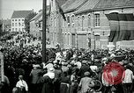 Immagine di I residenti della città belga di Torhout salutano il presidente Wilson Torhout Belgio, 1919, secondo 28 filmato di repertorio 65675026991