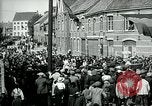 Immagine di I residenti della città belga di Torhout salutano il presidente Wilson Torhout Belgio, 1919, secondo 29 filmato di repertorio 65675026991