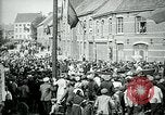 Immagine di I residenti della città belga di Torhout salutano il presidente Wilson Torhout Belgio, 1919, secondo 30 filmato di repertorio 65675026991