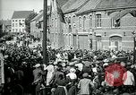 Immagine di I residenti della città belga di Torhout salutano il presidente Wilson Torhout Belgio, 1919, secondo 31 filmato di repertorio 65675026991