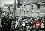 Immagine di I residenti della città belga di Torhout salutano il presidente Wilson Torhout Belgio, 1919, secondo 32 filmato di repertorio 65675026991
