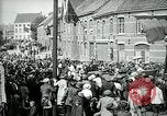 Immagine di I residenti della città belga di Torhout salutano il presidente Wilson Torhout Belgio, 1919, secondo 33 filmato di repertorio 65675026991