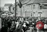 Immagine di I residenti della città belga di Torhout salutano il presidente Wilson Torhout Belgio, 1919, secondo 34 filmato di repertorio 65675026991
