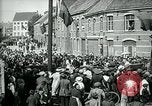 Immagine di I residenti della città belga di Torhout salutano il presidente Wilson Torhout Belgio, 1919, secondo 35 filmato di repertorio 65675026991