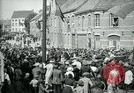Immagine di I residenti della città belga di Torhout salutano il presidente Wilson Torhout Belgio, 1919, secondo 36 filmato di repertorio 65675026991