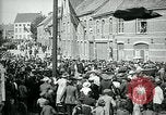 Immagine di I residenti della città belga di Torhout salutano il presidente Wilson Torhout Belgio, 1919, secondo 37 filmato di repertorio 65675026991