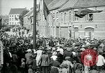 Immagine di I residenti della città belga di Torhout salutano il presidente Wilson Torhout Belgio, 1919, secondo 38 filmato di repertorio 65675026991