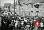 Immagine di I residenti della città belga di Torhout salutano il presidente Wilson Torhout Belgio, 1919, secondo 39 filmato di repertorio 65675026991