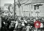 Immagine di I residenti della città belga di Torhout salutano il presidente Wilson Torhout Belgio, 1919, secondo 40 filmato di repertorio 65675026991