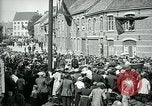 Immagine di I residenti della città belga di Torhout salutano il presidente Wilson Torhout Belgio, 1919, secondo 41 filmato di repertorio 65675026991