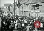Immagine di I residenti della città belga di Torhout salutano il presidente Wilson Torhout Belgio, 1919, secondo 42 filmato di repertorio 65675026991