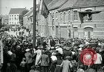 Immagine di I residenti della città belga di Torhout salutano il presidente Wilson Torhout Belgio, 1919, secondo 43 filmato di repertorio 65675026991