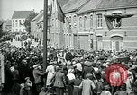 Immagine di I residenti della città belga di Torhout salutano il presidente Wilson Torhout Belgio, 1919, secondo 44 filmato di repertorio 65675026991
