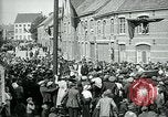 Immagine di I residenti della città belga di Torhout salutano il presidente Wilson Torhout Belgio, 1919, secondo 45 filmato di repertorio 65675026991