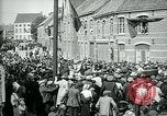 Immagine di I residenti della città belga di Torhout salutano il presidente Wilson Torhout Belgio, 1919, secondo 46 filmato di repertorio 65675026991