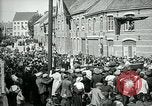 Immagine di I residenti della città belga di Torhout salutano il presidente Wilson Torhout Belgio, 1919, secondo 47 filmato di repertorio 65675026991