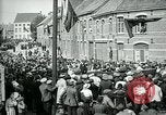 Immagine di I residenti della città belga di Torhout salutano il presidente Wilson Torhout Belgio, 1919, secondo 48 filmato di repertorio 65675026991